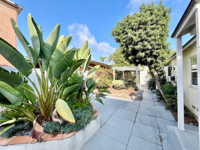 Building Photo - $200 OFF First Month's Rent! Upstairs 1 Be...