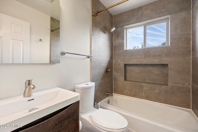 Building Photo - 1300 W Meadowbrook Ave