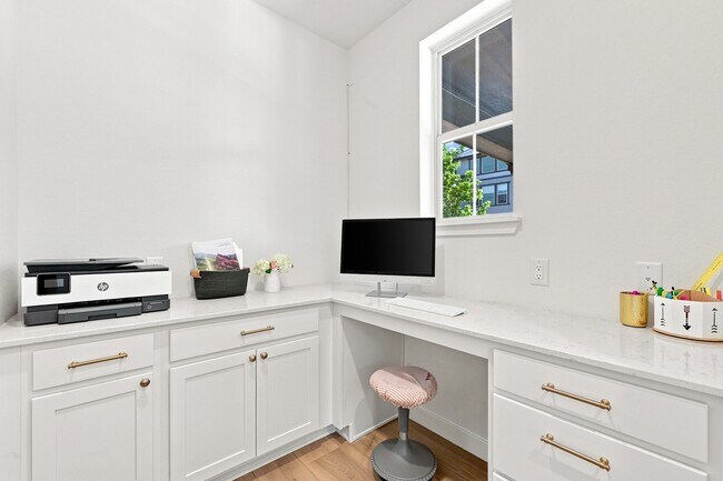 Building Photo - 3066 S Quaker St