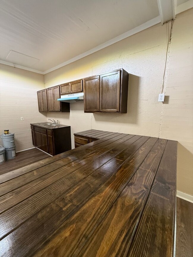Building Photo - 2 Bed/1 Bath House