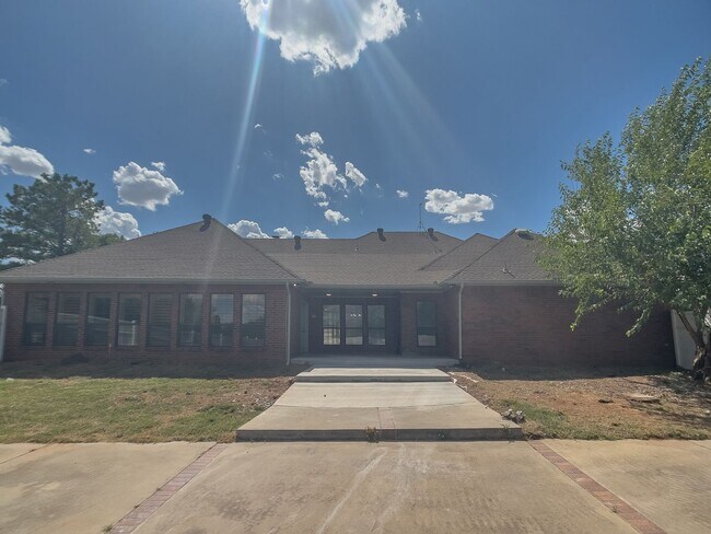 Building Photo - Large Private Oasis FOR RENT in Tuttle!