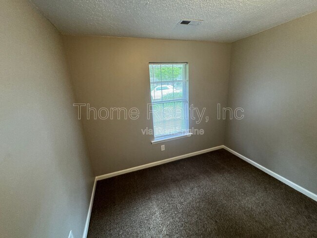 Building Photo - 2260 Sherwood Ave