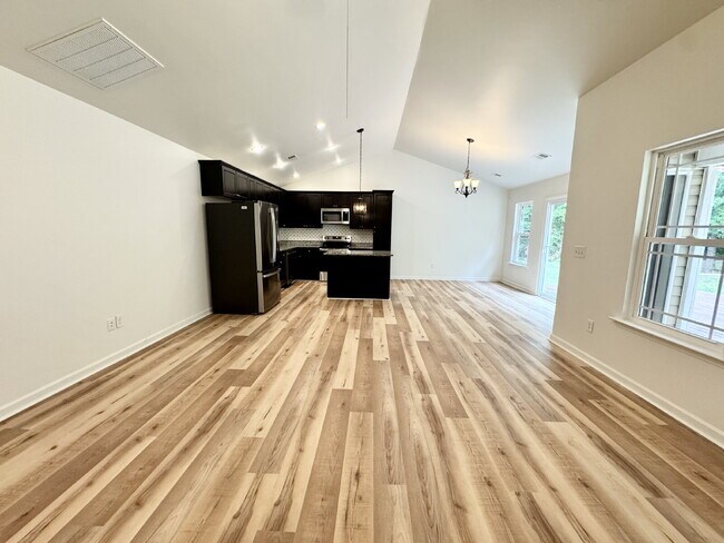 Building Photo - 3 Bedroom, 2 Bath w/ Immediate Availability in Walhalla