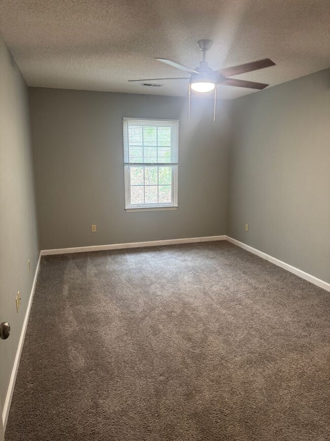 Building Photo - Awesome Townhouse of JOHN B DENNIS HIGWAY in the heart of Kingsport