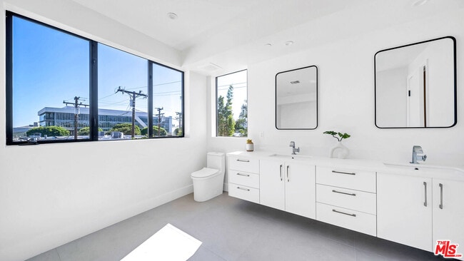 Building Photo - 1123 N Formosa Ave