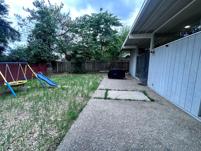 Building Photo - Three Bedroom Two Bathroom Home with Den/Home Office