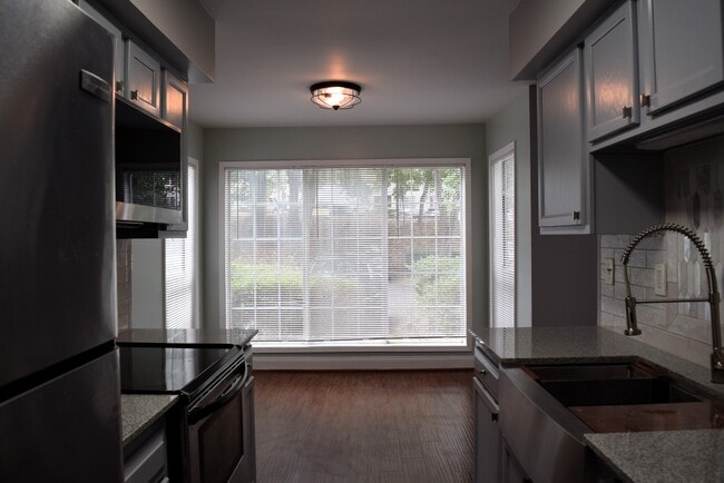 Building Photo - 606 Glenleaf Dr