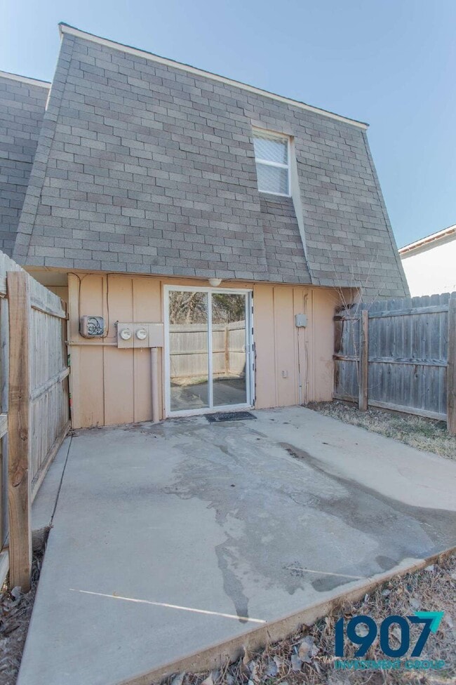 Building Photo - 611 Sinclair Dr