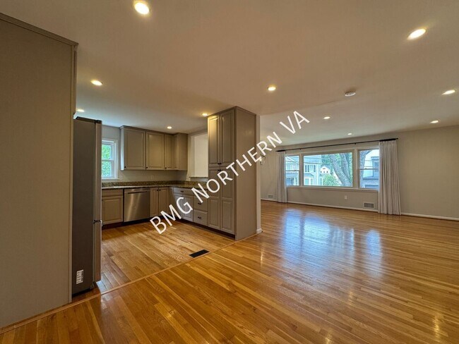 Building Photo - 1109 Hillcrest Dr SW