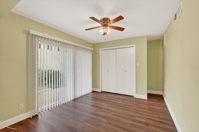 Building Photo - Las Colinas Area