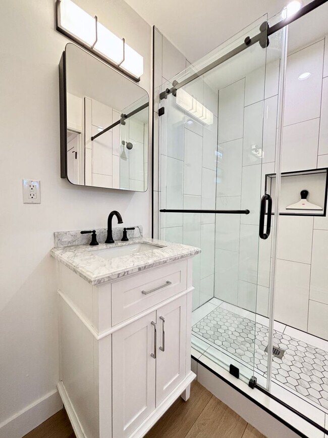 Building Photo - Private, Cozy, Backhouse Studio Located In...