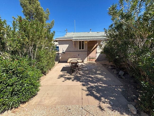 Building Photo - Charming 2Bed/1Bath apartment W/ Private front yard w/ porch and oversized backyard in Henderson