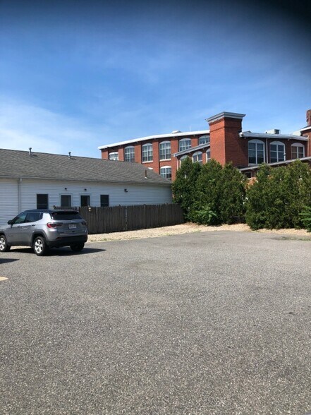 Building Photo - 15 Riverlin St