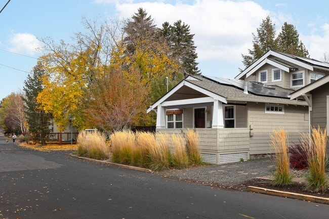 Building Photo - Remodeled & Charming 4 bed/3 bath w/ Yard and Hot Tub