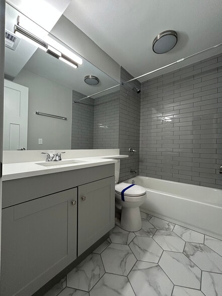 Building Photo - 1214 N La Salle Dr