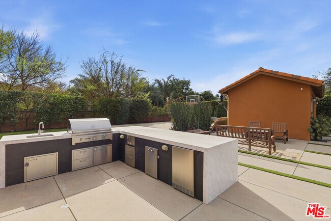 Building Photo - 9651 Sagebrush Ave