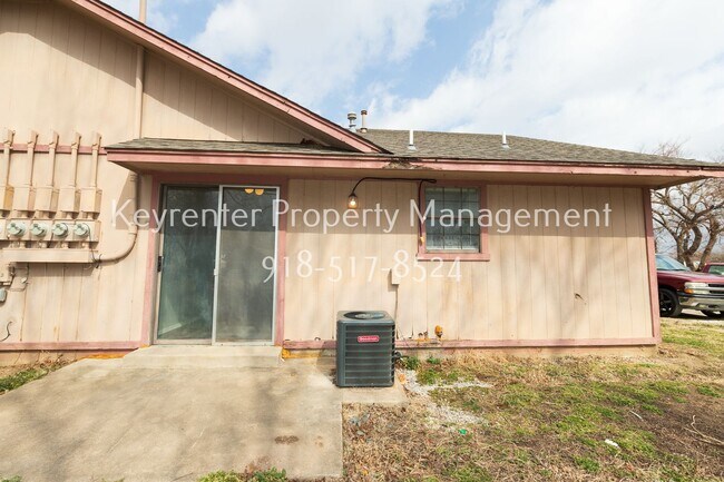 Building Photo - 1421 W Lillian St