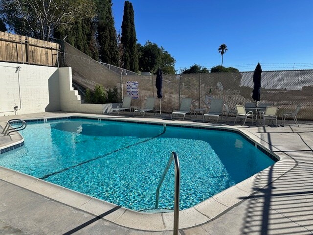Beautiful pool for warm San Diego days - 5510 Adelaide Ave