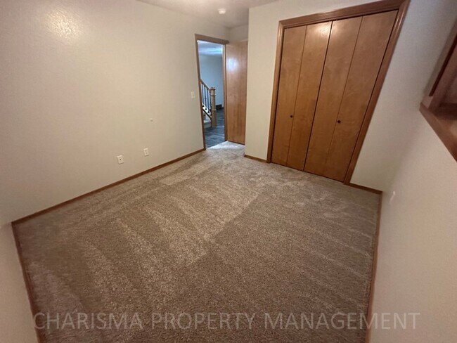 Building Photo - 4 BEDROOM, 2 BATH TOWN HOME, PET FRIENDLY, AMENITY FILLED, DOUBLE ATTACHED GARAGE!