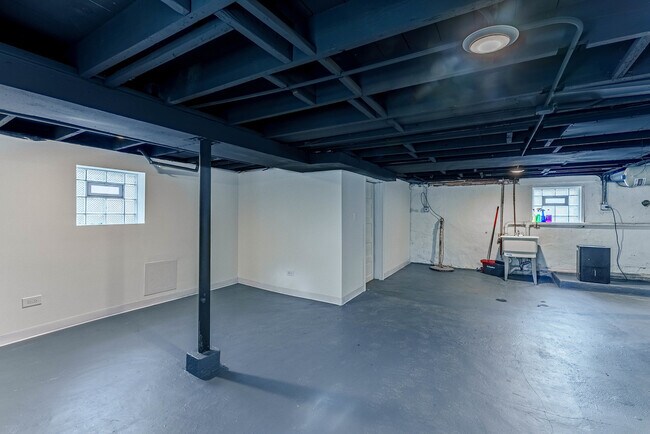Building Photo - 2343 Ridgeland Ave