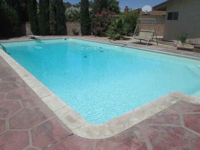 Building Photo - Please contact Vaughn Realty to set up an ...