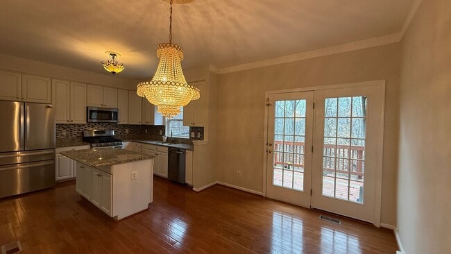 Building Photo - Three Bedroom Townhouse in River Oaks