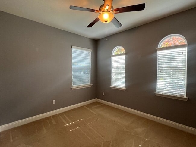 Building Photo - STUNNING & SPACIOUS 4 BEDROOM IN W. ROSEVI...