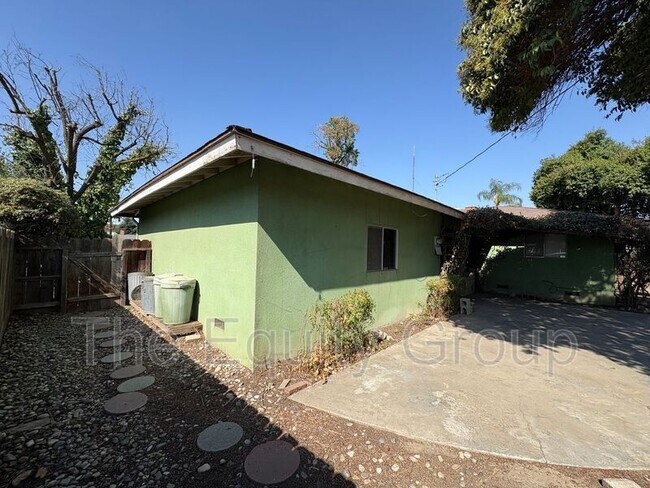 Building Photo - 542 S Redwood St