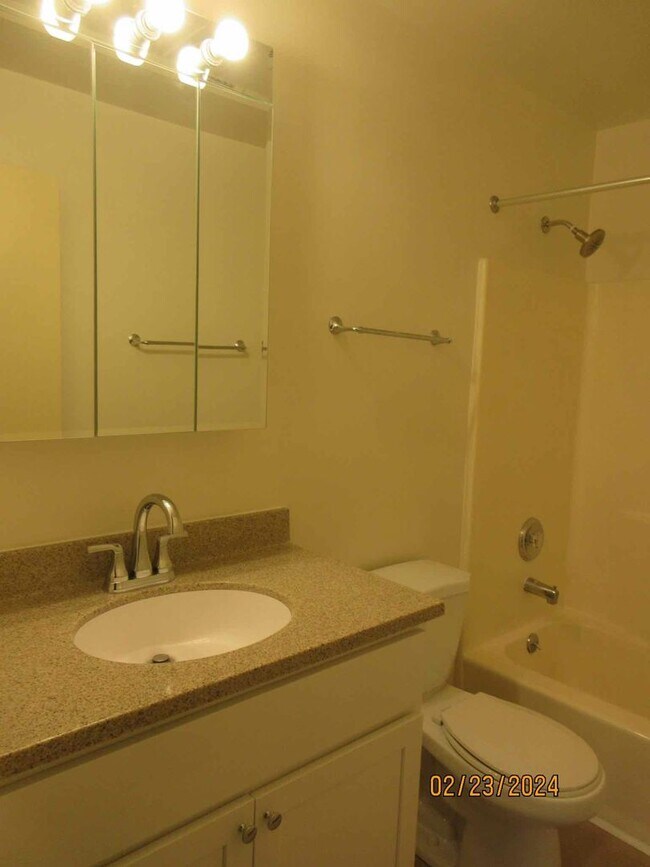 Building Photo - Spacious 2 bedroom + den in Germantown!
