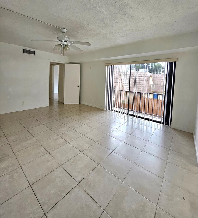 Building Photo - 912 Springdale Cir