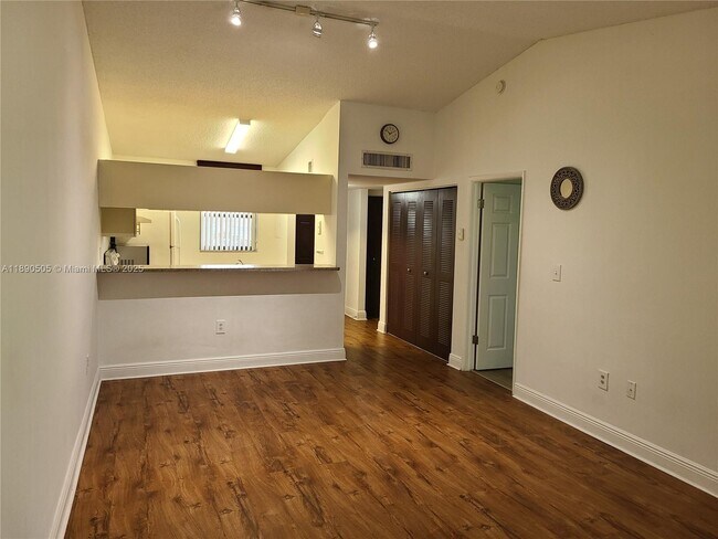 Building Photo - 9851 Nob Hill Ct