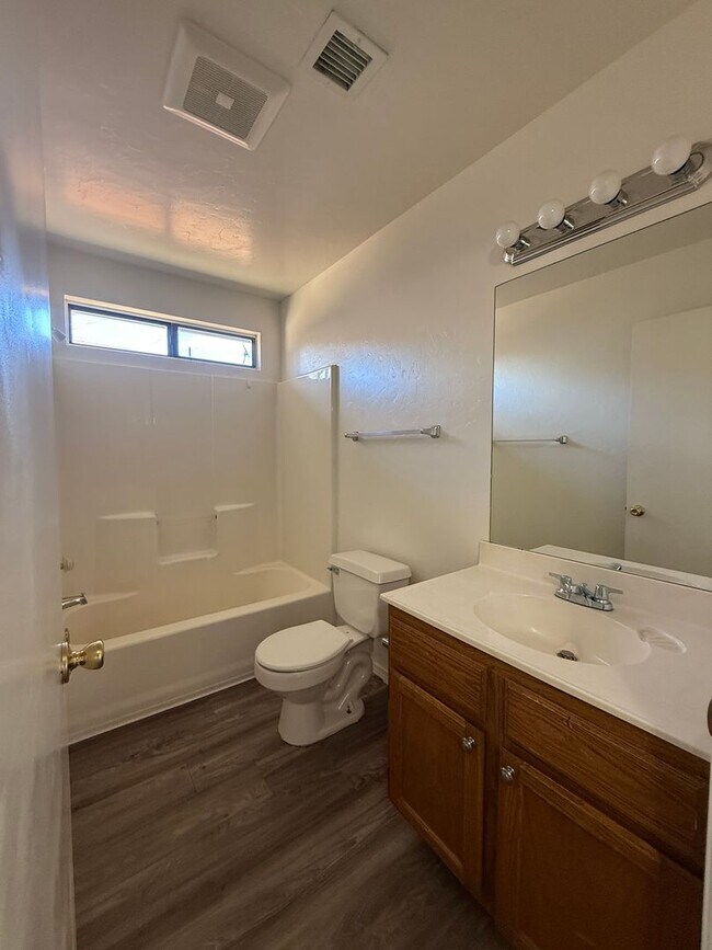 Building Photo - 8372 E Lakeshore Dr