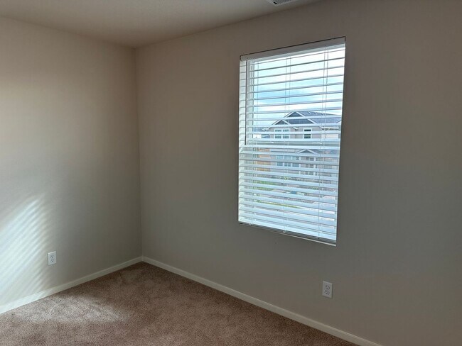 Building Photo - 4 bedroom 2.5 bathroom home!