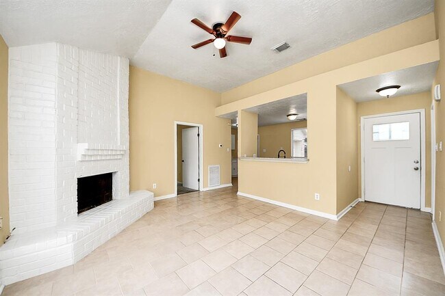 Building Photo - 2614 Village Cir Dr