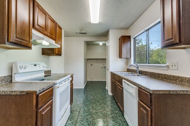Building Photo - 3-BEDROOM HOME IN CANDLEWOOD PARK