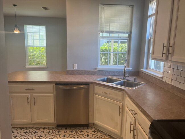 Building Photo - ** 1 Month Free Rent** Beautiful 3 Bedroom/ 2.5 Bath Unfurnished Townhouse in Wellstone!