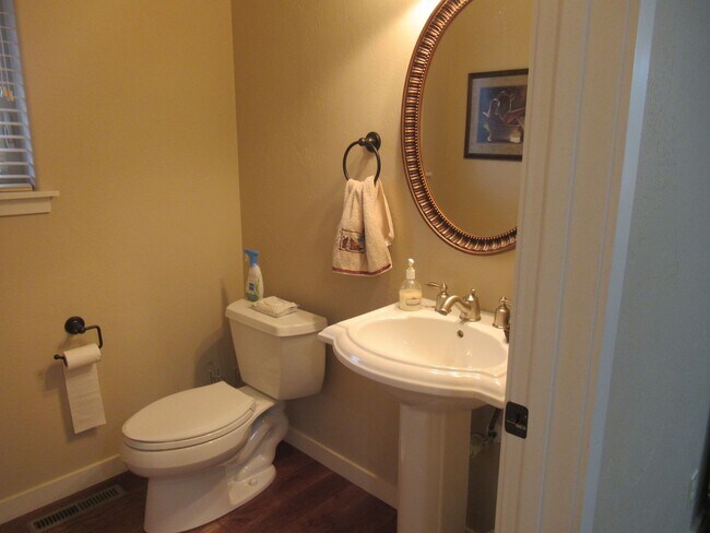 Building Photo - 2 Bed 2.5 Bath Furnished River Lakes Townhouse!