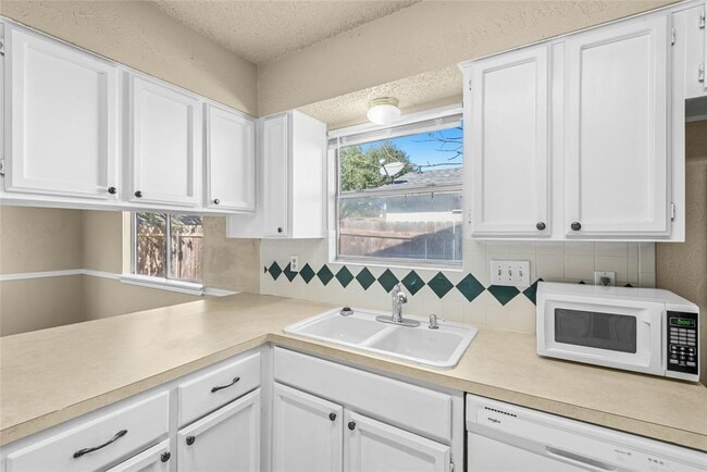 Building Photo - 609 Riverwood Dr