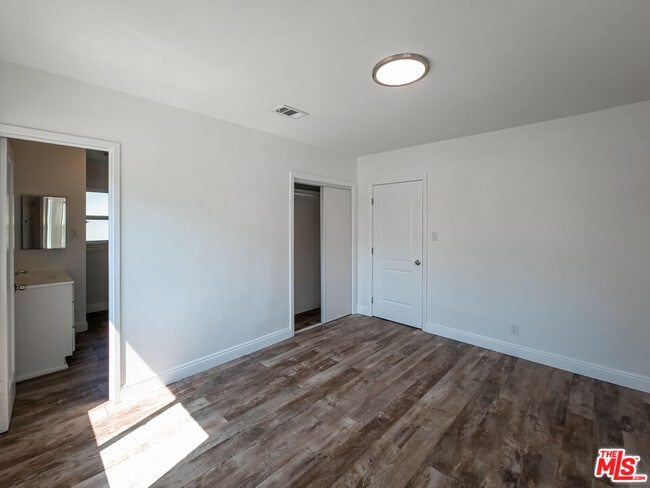 Building Photo - 723 W Doran St