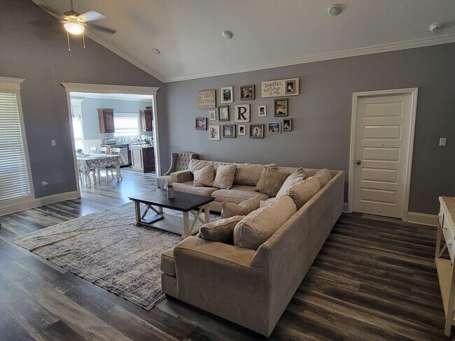 Building Photo - Modern 4BR Home with Screened Porch, Granite Kitchen & Fenced Backyard