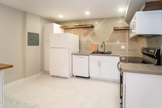 Building Photo - 5455 Pelican Way