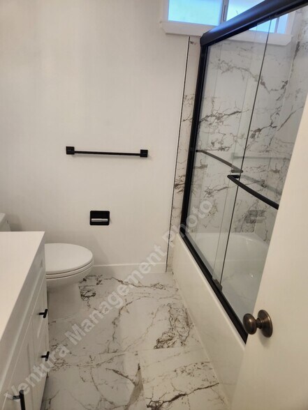 Building Photo - 5515 Lake Lindero Dr
