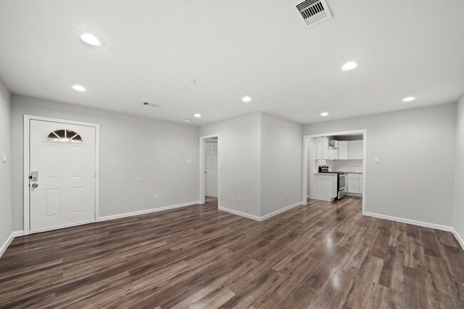 Building Photo - 4926 Hull St