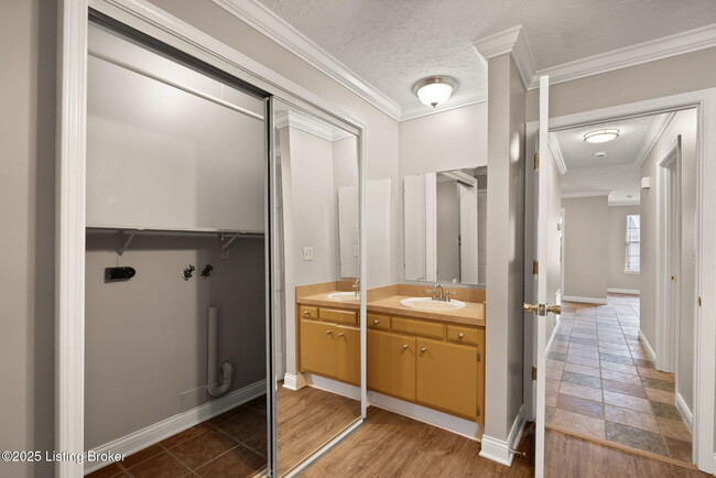 Building Photo - 704 Victoria Ct