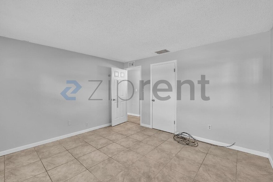 Building Photo - Unit