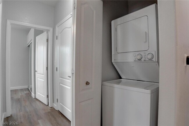 Building Photo - 2305 W Horizon Ridge Pkwy