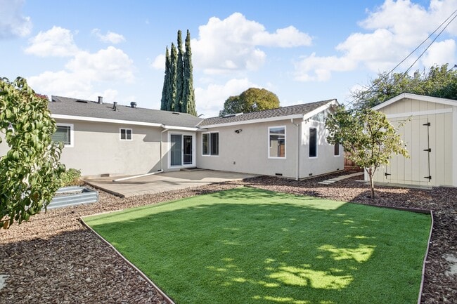 Building Photo - 899 Ebbetts Dr