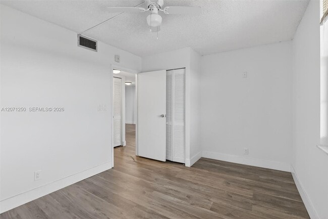 Building Photo - 250 Jacaranda Dr