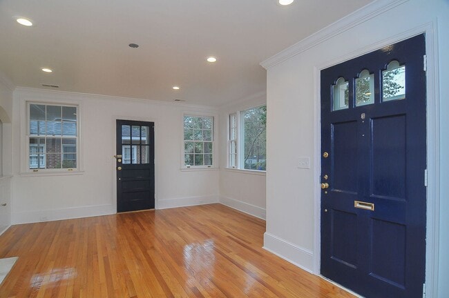 Building Photo - Beautiful 3 bedroom/2 bath house in highly desirable Shandon location! Available June 2026!