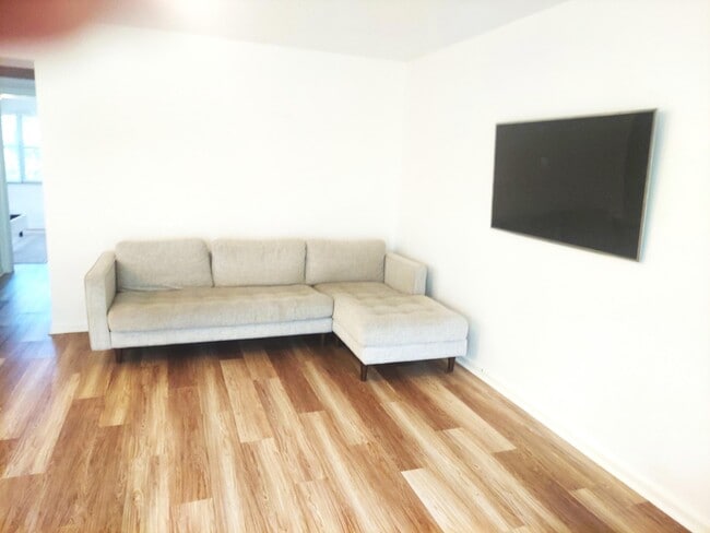 Building Photo - 193 Newport Ct